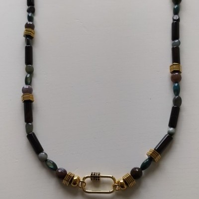 Colar com contas pretas, verdes, castanhas e cinzentas com fecho dourado