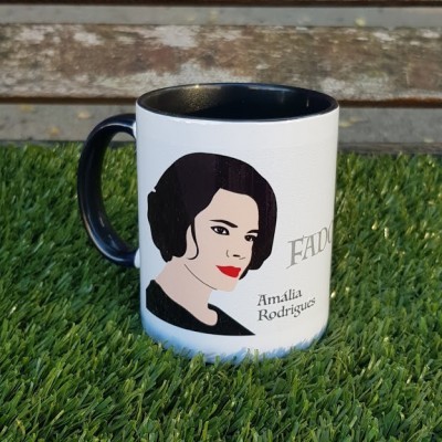 Caneca preta e branca com ilustração de mulher e texto FADO Amália Rodrigues.