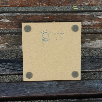 Base quadrada de MDF com almofadas de feltro cinza e texto azul no centro