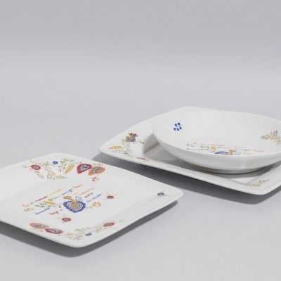 Conjunto de loiça branca com padrão floral colorido