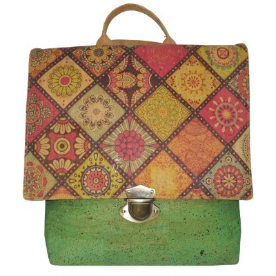 Mochila colorida com padrão floral em losangos e parte inferior verde com fecho prateado