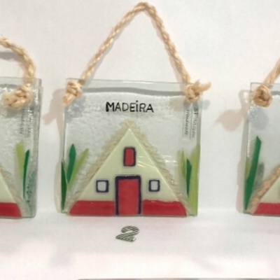 Três enfeites de vidro com casas tradicionais da Madeira e números 1, 2 e 3