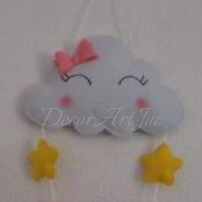 Decoração de nuvem cinzenta com olhos e estrelas amarelas penduradas