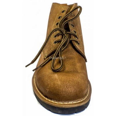 Bota castanha em camurça com atacadores pretos e bege e sola preta