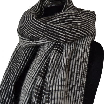 Cachecol preto e branco com padrão listrado em manequim preto