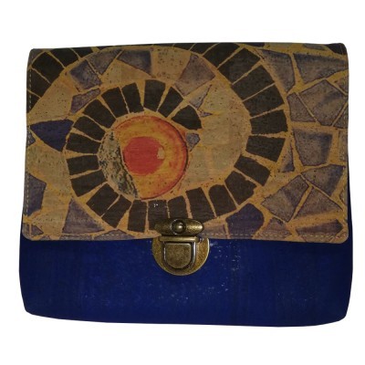 Carteira de cortiça com padrão espiral e fecho dourado