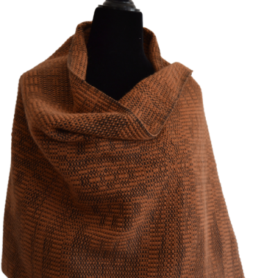 Xale castanho com padrão geométrico exibido em manequim preta