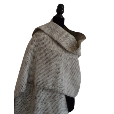 Estola cuadriculada cinza e branca sobre manequim preto