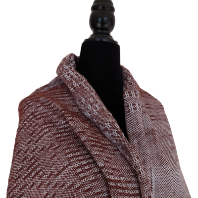 Echarpe castanha e bege em tecido tricotado num manequim preto