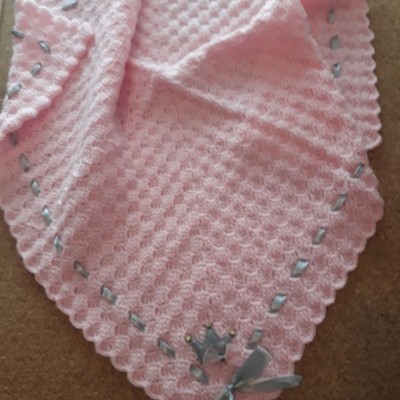 Manta de tricot cor-de-rosa com laço azul claro e fita cinzenta na borda