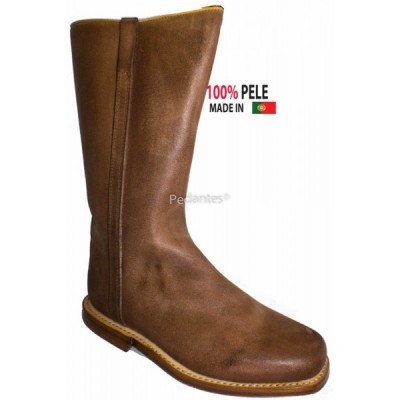 Bota castanha alta de pele com sola clara e costura visível