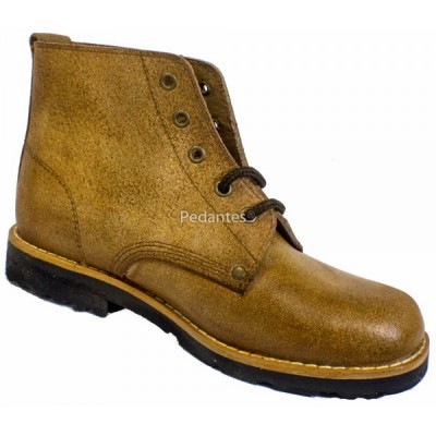 Bota de couro castanha com atacadores e sola preta