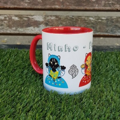 Caneca com desenhos coloridos e texto, sobre relva artificial, com banco ao fundo