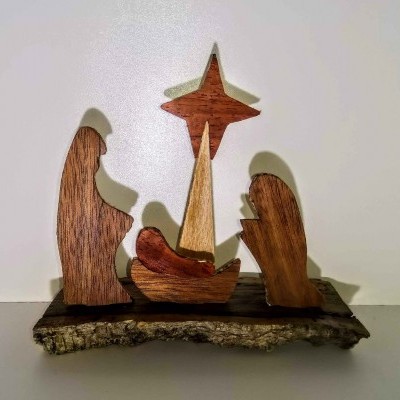 Presépio em madeira com figuras minimalistas e base com casca visível