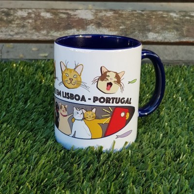 Caneca com ilustrações de gatos e texto de Lisboa em relva