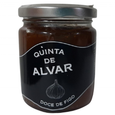 Frasco de doce de figo com rótulo preto e tampa metálica