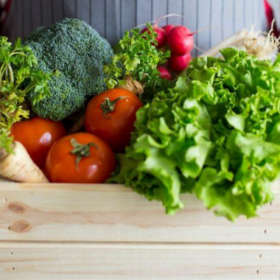 Caixa de madeira com vários vegetais frescos coloridos