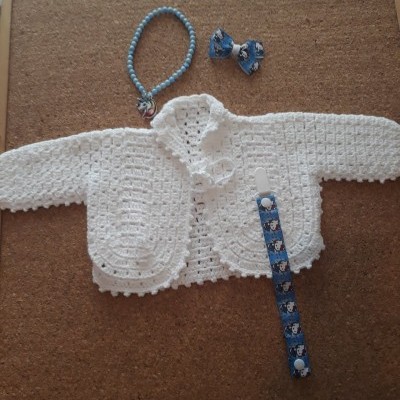 Casaco branco de malha para bebé com acessórios azuis