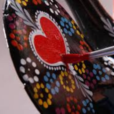 Prato cerâmico pintado à mão com padrão floral colorido e coração vermelho central