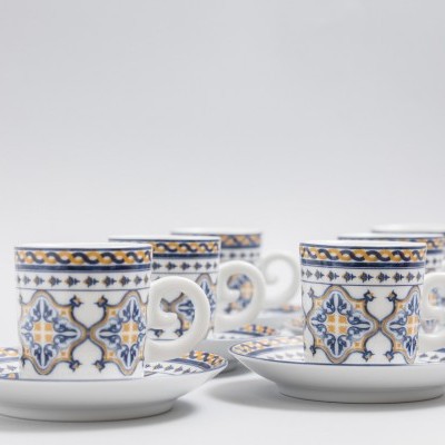Conjunto de seis chávenas de café em porcelana com padrão geométrico azul, amarelo e castanho