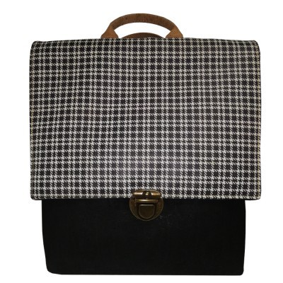 Mochila preta com aba pied de poule preto e branco e fecho metálico bronze