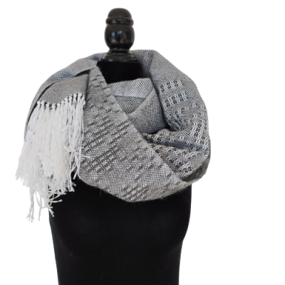 Cachecol cinza e branco com franjas em busto preto