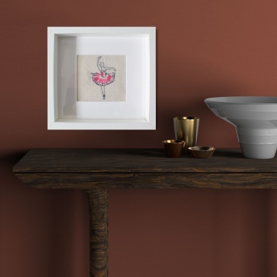 Mesa de madeira com copos dourados e quadro de bailarina na parede castanha