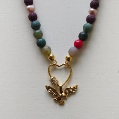 Colar colorido com pendente dourado em forma de coração e águia
