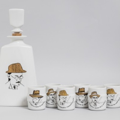 Conjunto de garrafa e seis copos brancos com desenho de rostos e chapéus castanhos