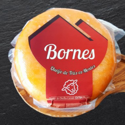Queijo Bornes de ovelha curado com embalagem vermelha sobre base de madeira