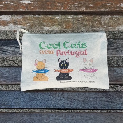 Necessaire bege com desenho de gatos e texto Cool Cats from Portugal