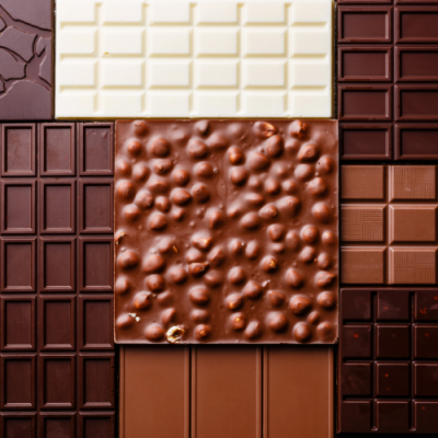 Barras de chocolate branco, ao leite com avelã e preto com diferentes texturas e padrões