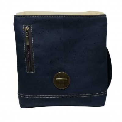 Mala quadrada azul escuro com fecho metálico redondo dourado e bolso com fecho de correr vertical.