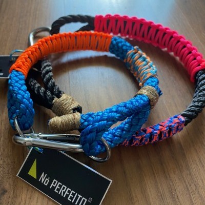 Colares trançados coloridos para animais com etiqueta 'NÓ PERFEITO'