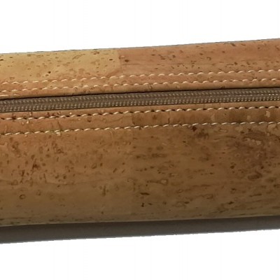 Estojo cilíndrico em cortiça castanho claro com fecho castanho