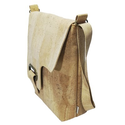 Mala tiracolo em cortiça bege clara com fecho metálico