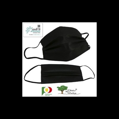 Máscaras faciais de tecido preto com elásticos em fundo branco e selo COVID-19