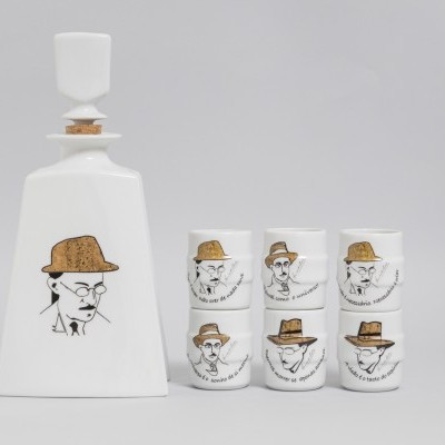 Conjunto de garrafa e copos brancos com desenhos de homem de chapéu castanho