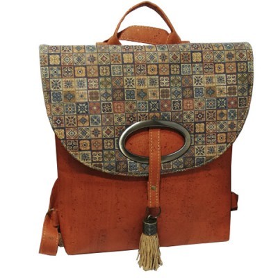 Mochila em cortiça com padrão geométrico colorido na tampa e tassel de cortiça