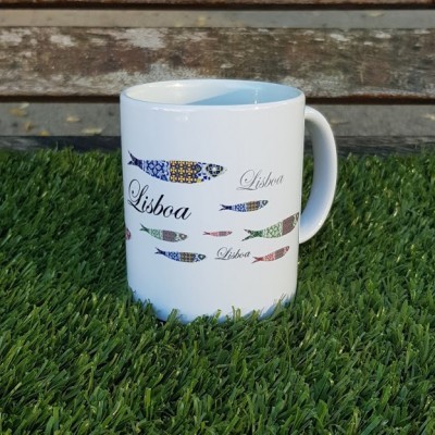Caneca branca com design de peixes multicolor e texto Lisboa e Lisbon