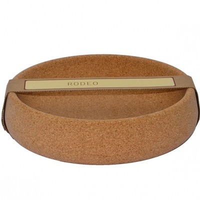 Cama redonda de cortiça castanha com placa dourada escrita RODEO e alça bege