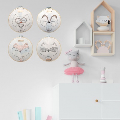 Quadros de bordado de animais em parede com decoração infantil e móvel branco
