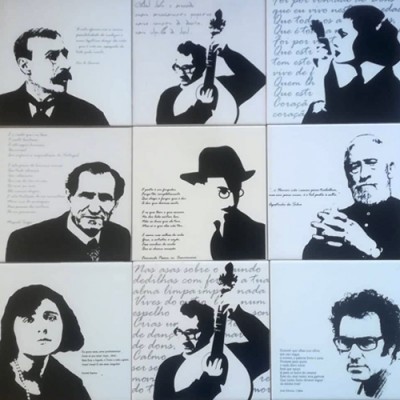 azulejos brancos com retratos a preto e branco e texto em português