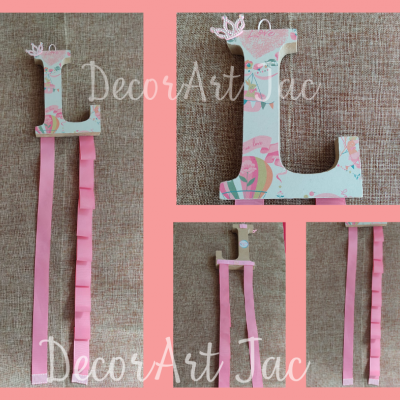 Letra decorativa L em padrão floral pastel com fitas cor-de-rosa penduradas