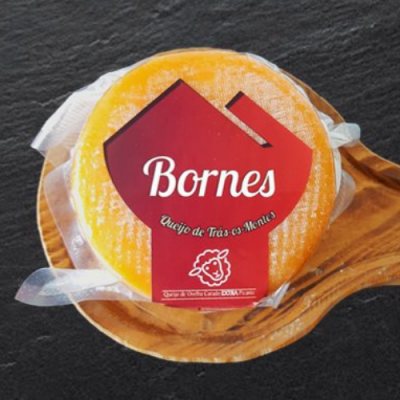 Queijo Bornes com embalagem vermelha numa tábua de madeira