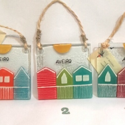 Ornamentos de vidro com casas coloridas e cordão de juta, com a palavra 'AVEIRO'