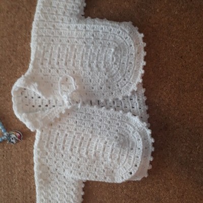 Casaco de bebé branco em crochet com padrão aberto e bordas texturizadas