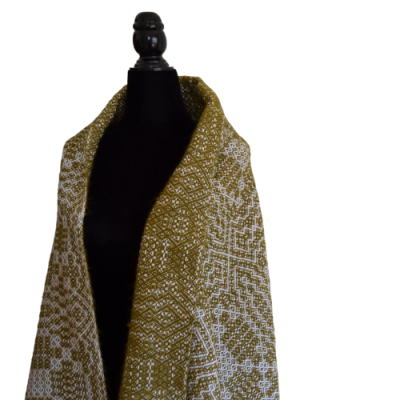 Lenço castanho com padrão branco em manequim preto