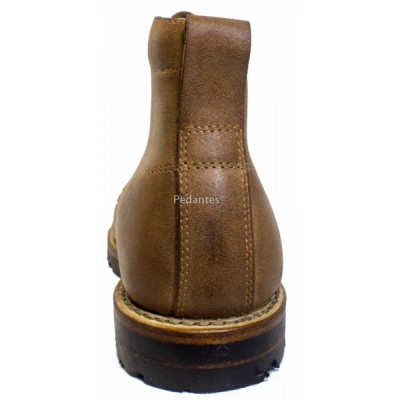 Bota castanha em pele vista de trás com sola preta e costura visível