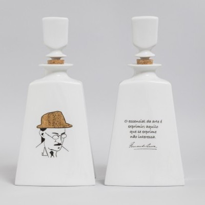 Duas garrafas brancas com ilustração e texto em português